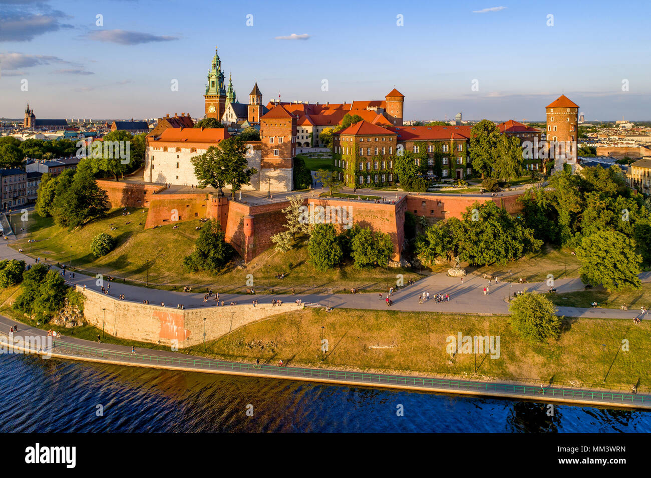 Krakau, Polen. Wawel Hill, Royal Kathedrale und die Burg. Luftaufnahme im Abendlicht. Weichsel und weitem Blick auf St. Mary (Mariacki) Kirche auf der l Stockfoto