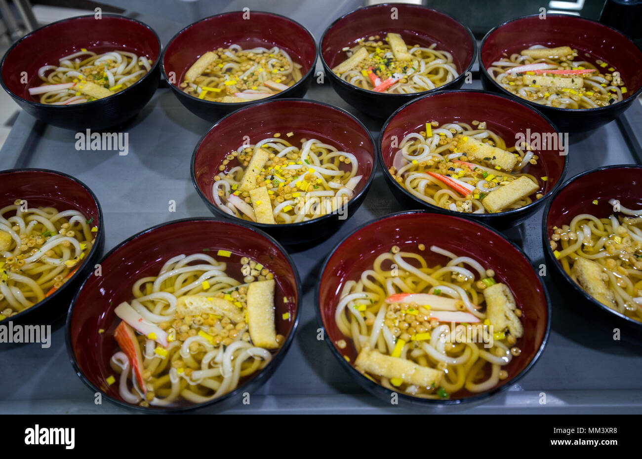 Udon Schüsseln auf den Tisch, für die Vorbereitung dient Stockfoto