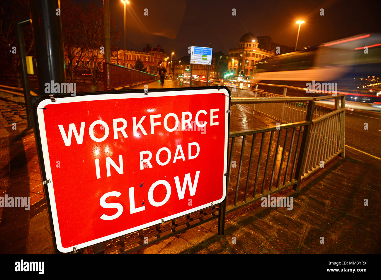 Am Straßenrand Warnzeichen der Belegschaft in der Straße arbeiten vor Leeds yorkshire United Kingdom Stockfoto