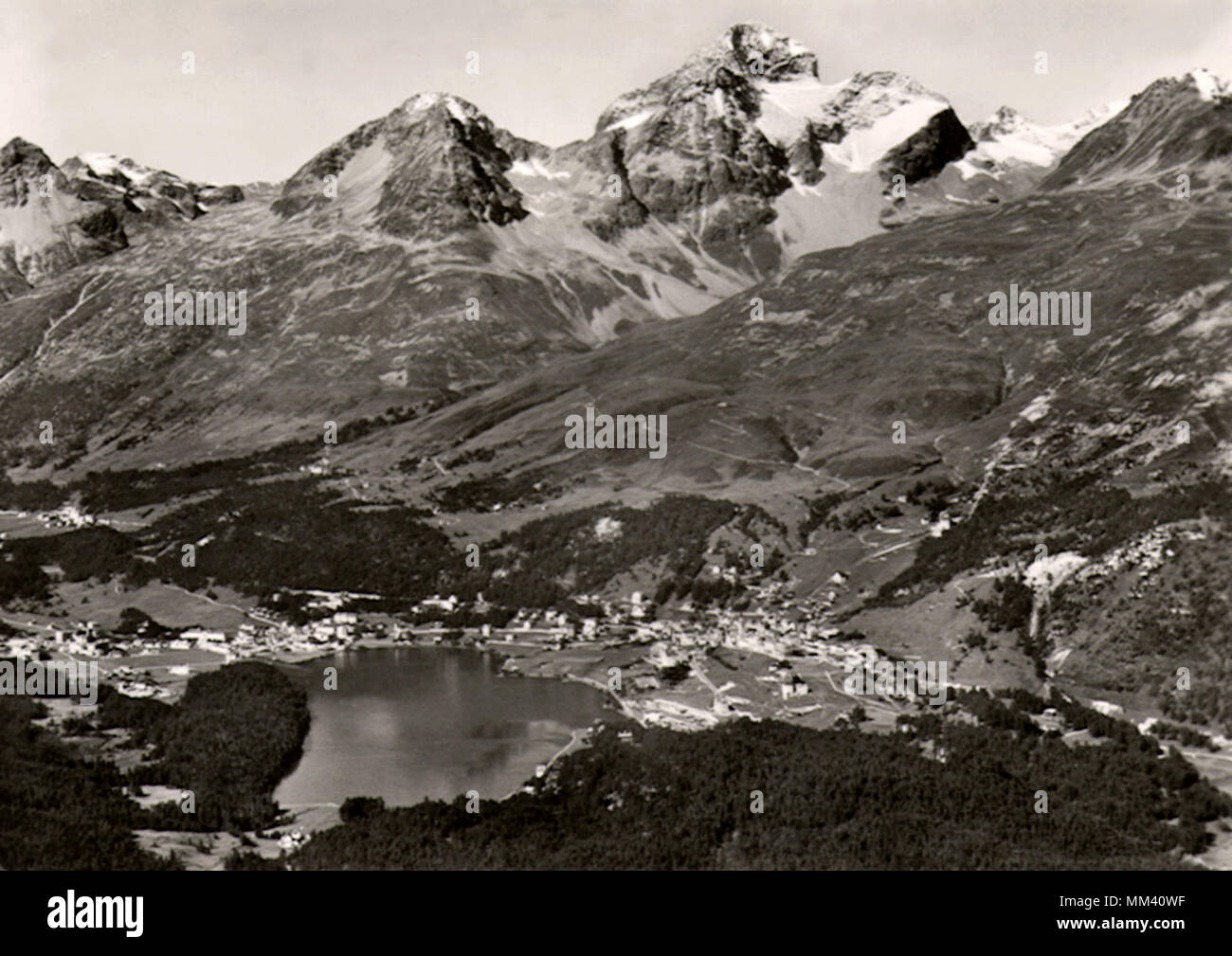 Dorf und die Berge. Sankt Moritz. 1943 Stockfoto