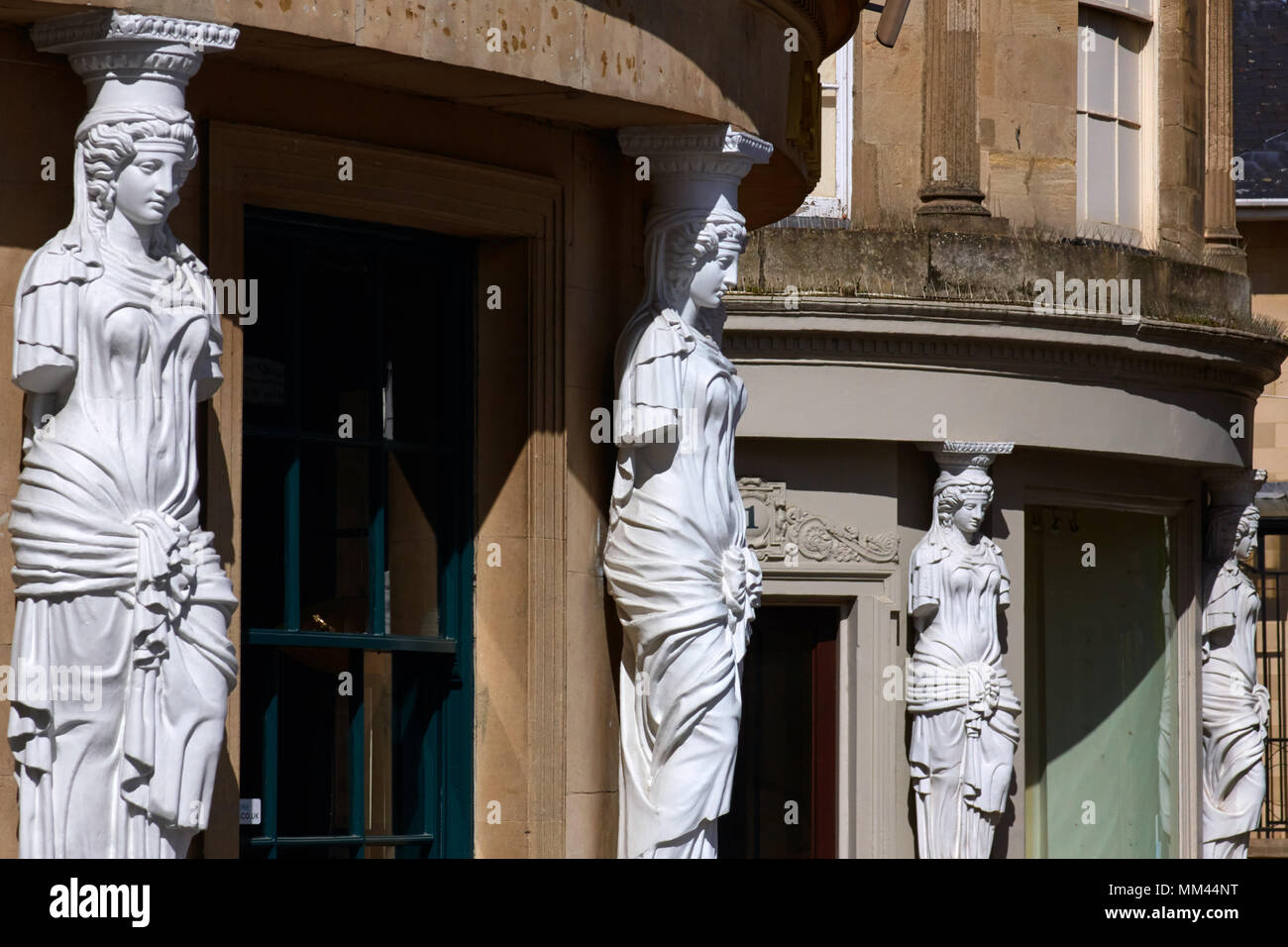Karyatiden architektonisches Merkmal auf Fassaden in der Montpellier Bezirk von Cheltenham, Gloucestershire. Stockfoto