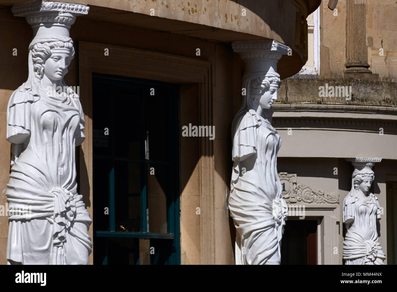Karyatiden architektonisches Merkmal auf Fassaden in der Montpellier Bezirk von Cheltenham, Gloucestershire. Stockfoto
