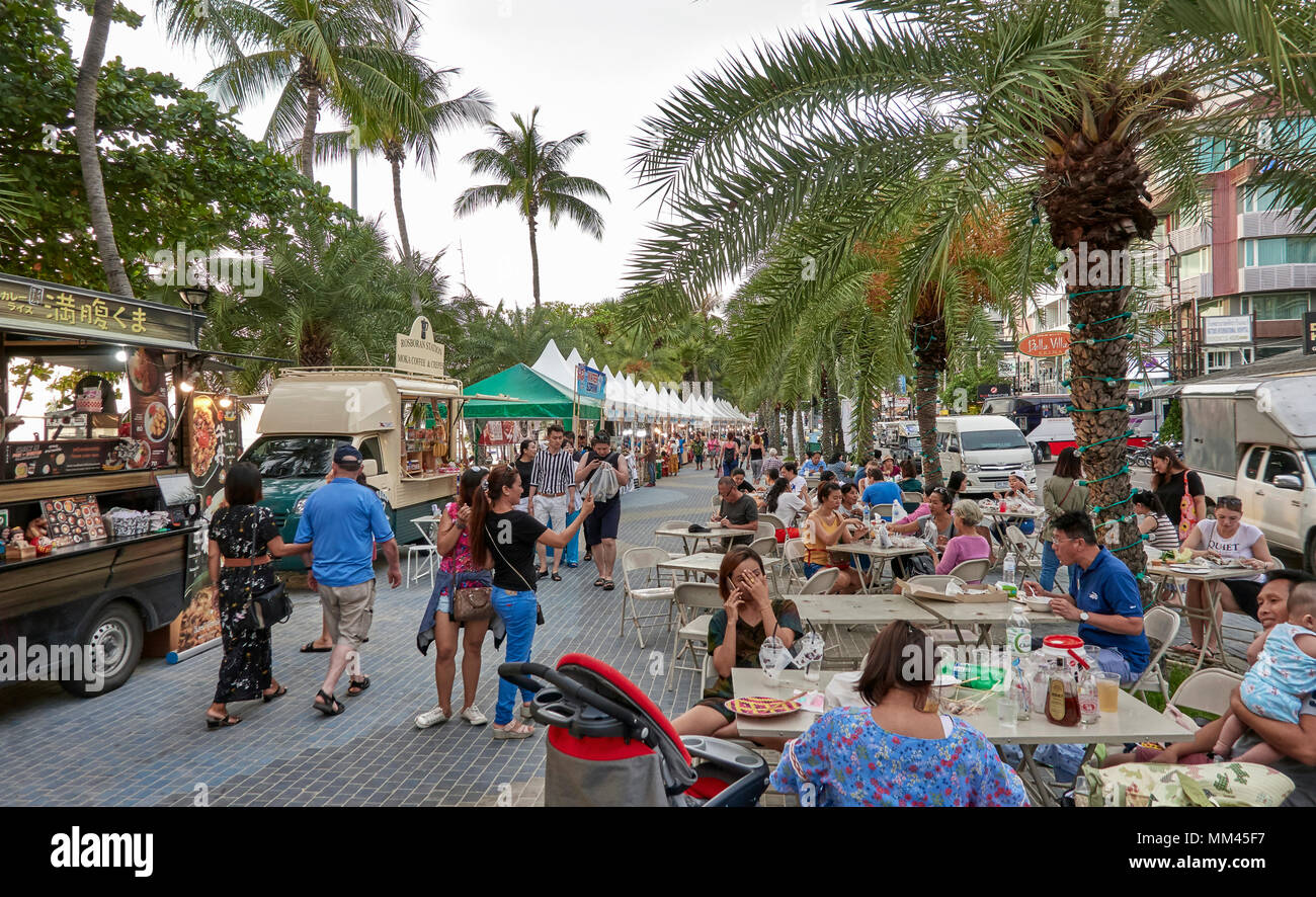 Thailand Street Food Festival mit Menschen essen auf dem Bürgersteig. Pattaya Thailand Südostasien Stockfoto
