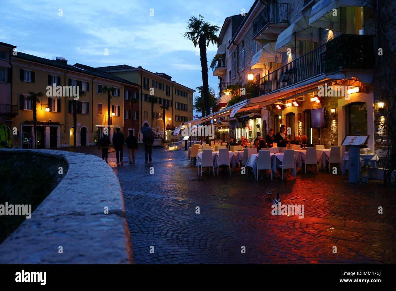 Stadt Sirmione mit street Restaurants in der Dämmerung, Gardasee, Provinz Brescia, Italien Stockfoto