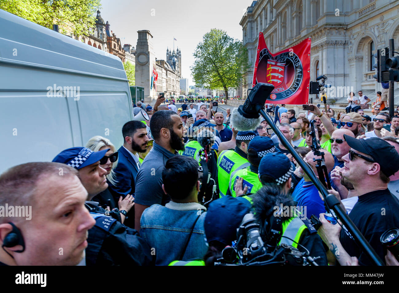 Ali Dawah und Muhammed Hijab sowohl Prominente muslimische Lautsprecher durch nicht Muslime während einer Freiheit der Rede Rally, London konfrontiert sind, Großbritannien Stockfoto