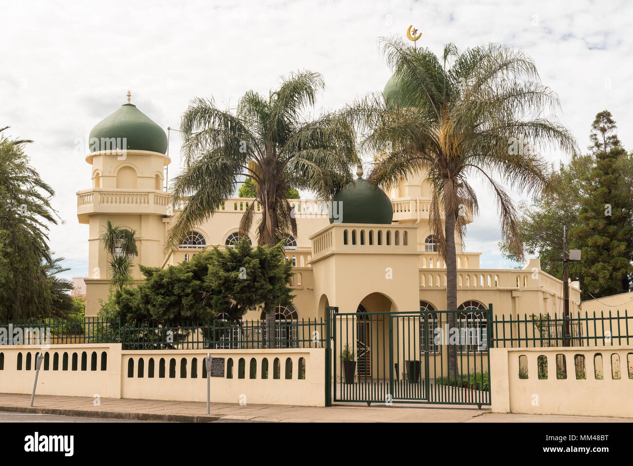 DUNDEE, SÜDAFRIKA - 21. MÄRZ 2018: eine Moschee, mit Palmen vor, in Dundee in der Provinz Kwazulu-Natal Stockfoto