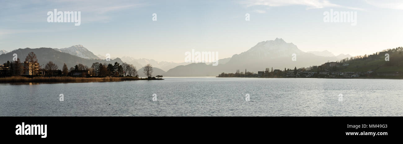 Panoramablick auf den schönen See Lacerne mit den Pilatus im Hintergrund von Kussnacht am Rigi Stockfoto