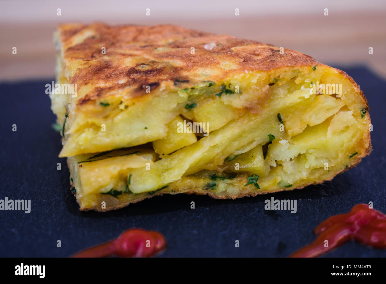 Spanische traditionelle Omelette mit Ketchup Stockfoto