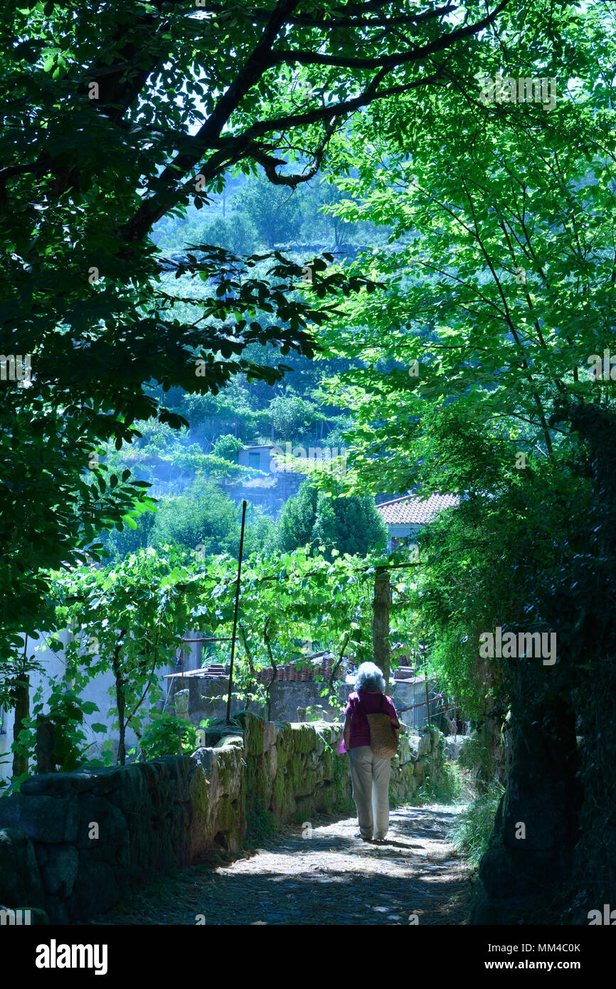Eine alte und schöne mittelalterliche Pfad in Lindoso. Nationalpark Peneda Geres, Portugal Stockfoto