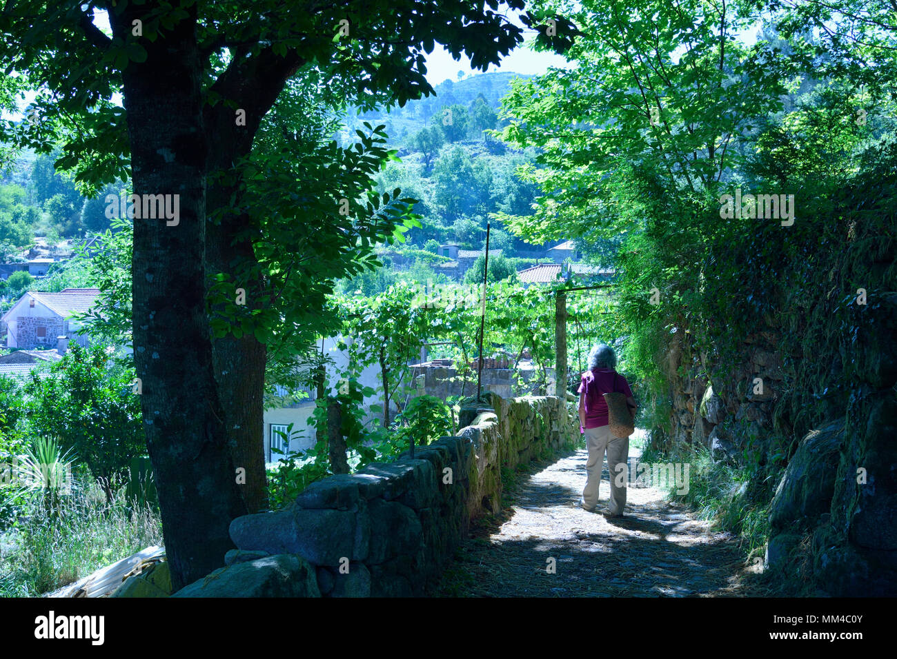 Eine alte und schöne mittelalterliche Pfad in Lindoso. Nationalpark Peneda Geres, Portugal Stockfoto
