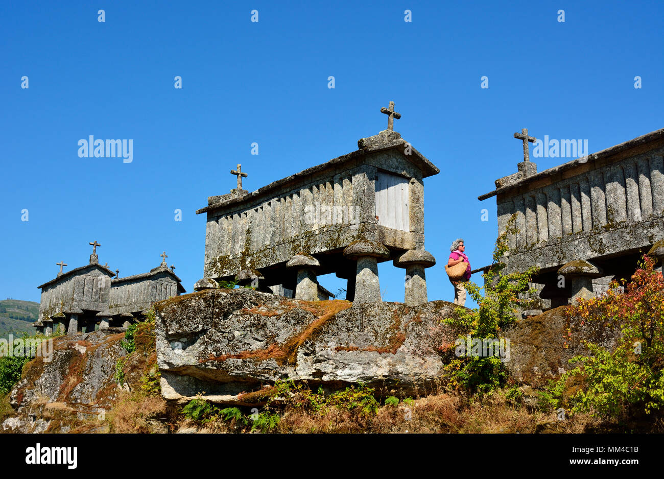 Espigueiros, die alten und traditionellen Stein Getreidespeicher von Soajo. Nationalpark Peneda Geres, Portugal Stockfoto