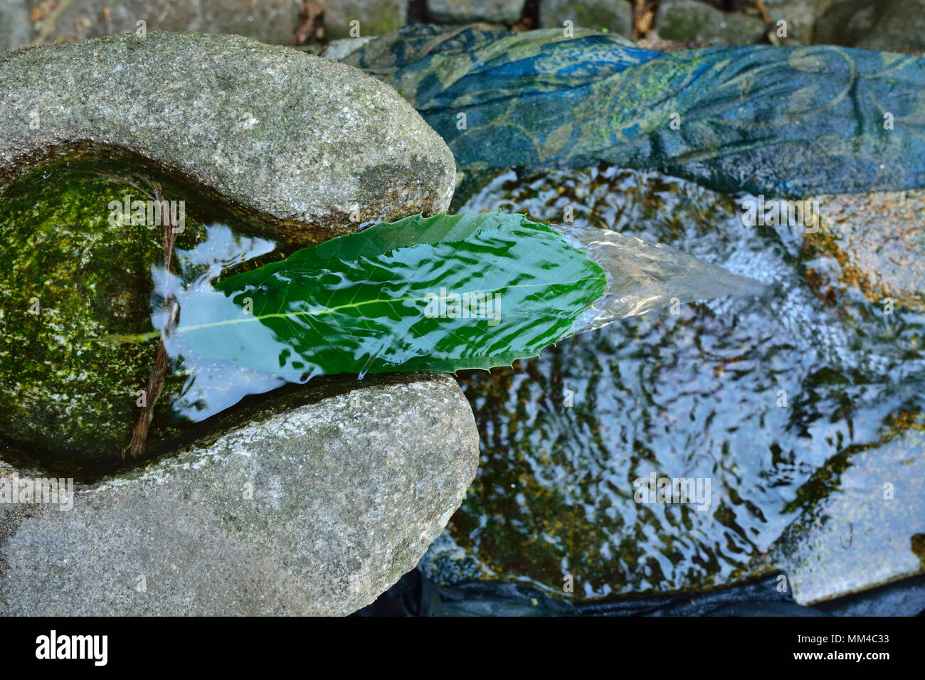 Ein alter Brunnen in Tourem. Peneda Geres National Park. Portugal Stockfoto