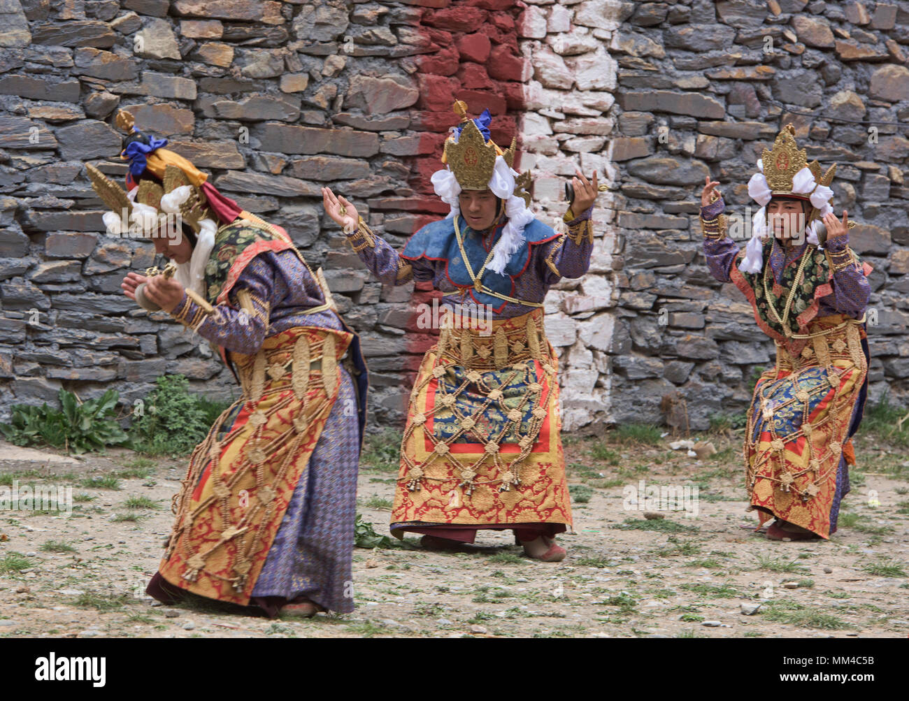 Tibetische Mönche tanzen am Jinganqumo Reinigung Festival in Dege, Sichuan, China Stockfoto