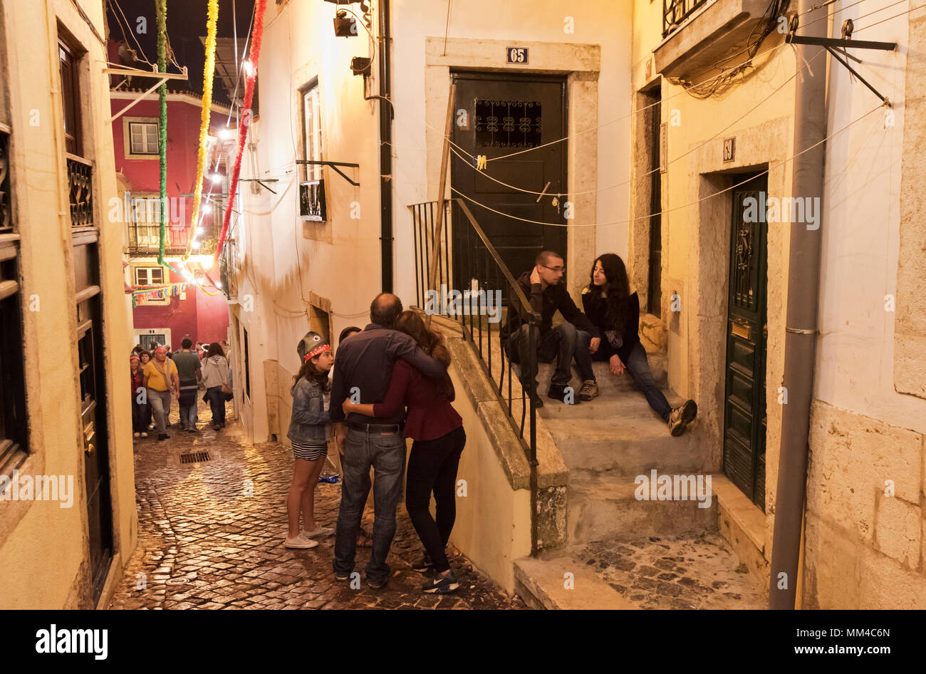 Nacht-Szene während der Volksfeste Santo Antonio in Alfama Viertel. Lissabon, Portugal Stockfoto