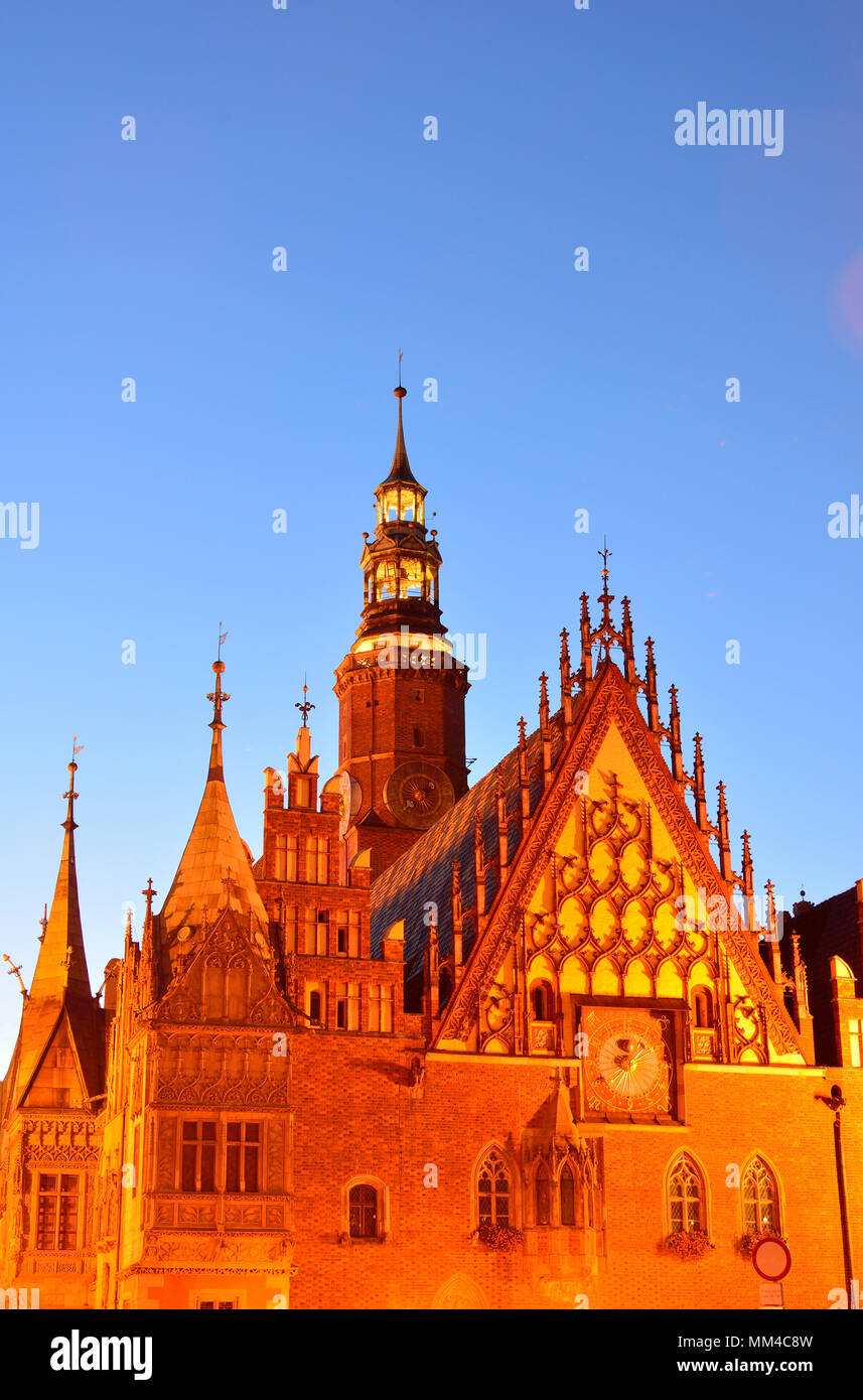 Das gotische Alte Rathaus (Stary Ratusz) am Rynek (Marktplatz). Dieses mittelalterlichen Marktplatz ist einer der größten in Europa. Wroclaw, Polen Stockfoto