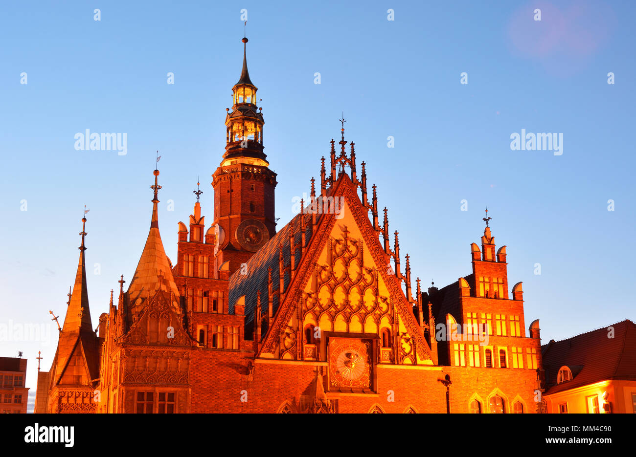 Das gotische Alte Rathaus (Stary Ratusz) am Rynek (Marktplatz). Dieses mittelalterlichen Marktplatz ist einer der größten in Europa. Wroclaw, Polen Stockfoto