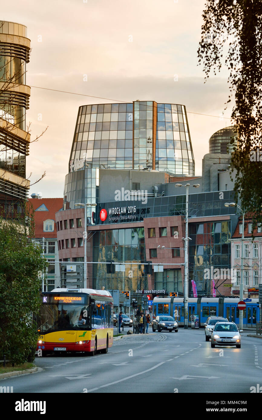 Eine moderne Straße von Breslau, der Europäischen Kulturhauptstadt 2016. Polen Stockfoto