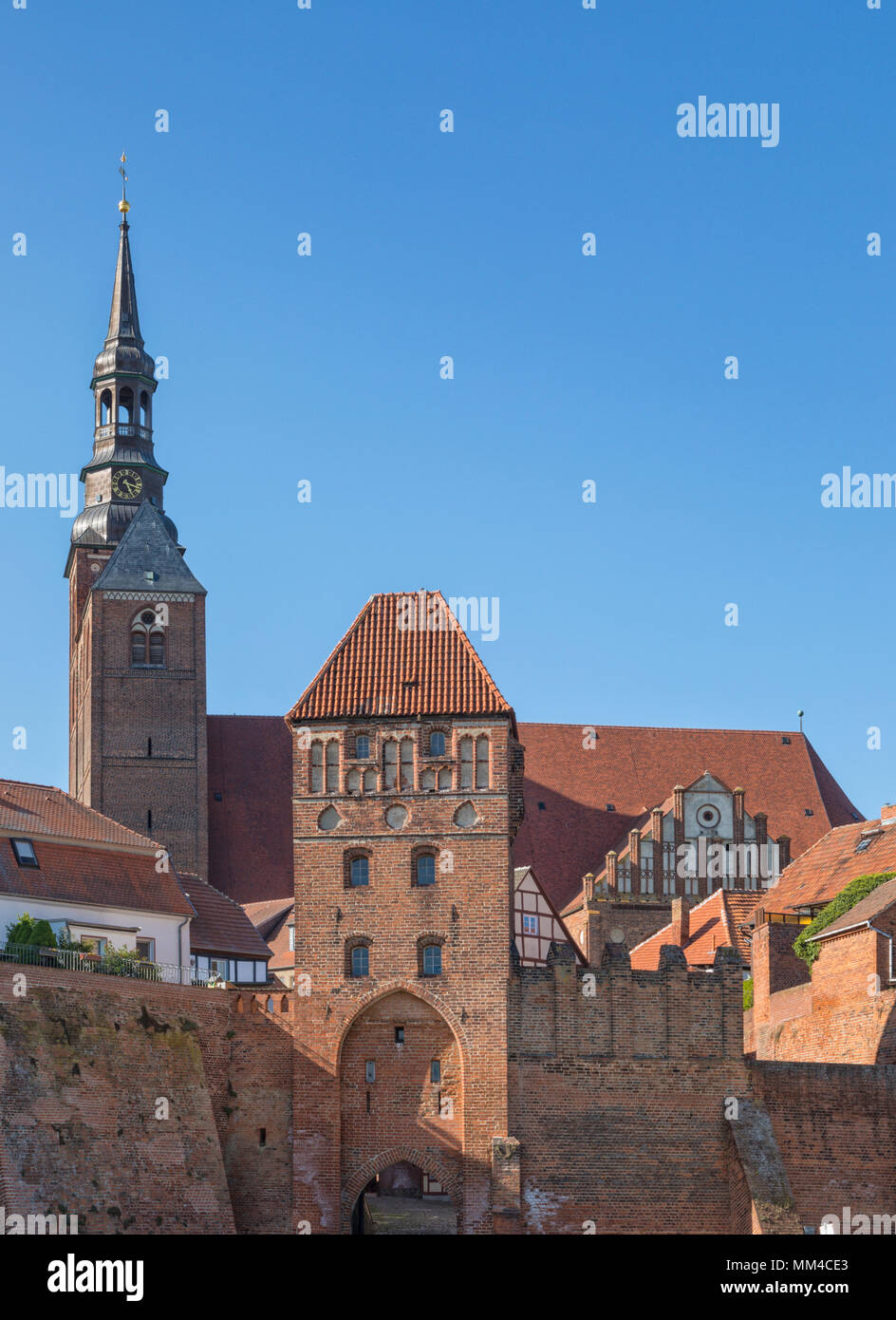 Elbe Tor und St Stephens Kirche in Tangermünde, Sachsen-Anhalt, Deutschland Stockfoto