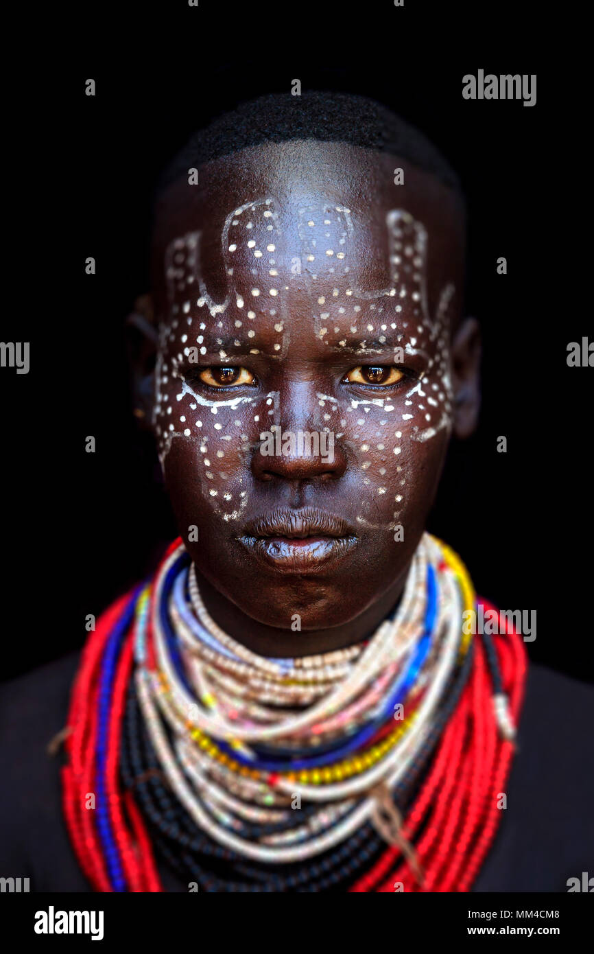 Ein Porträt Einer Jungen Frau Aus Der Karo-Tribe, Omo-Tal, Äthiopien. Stockfoto