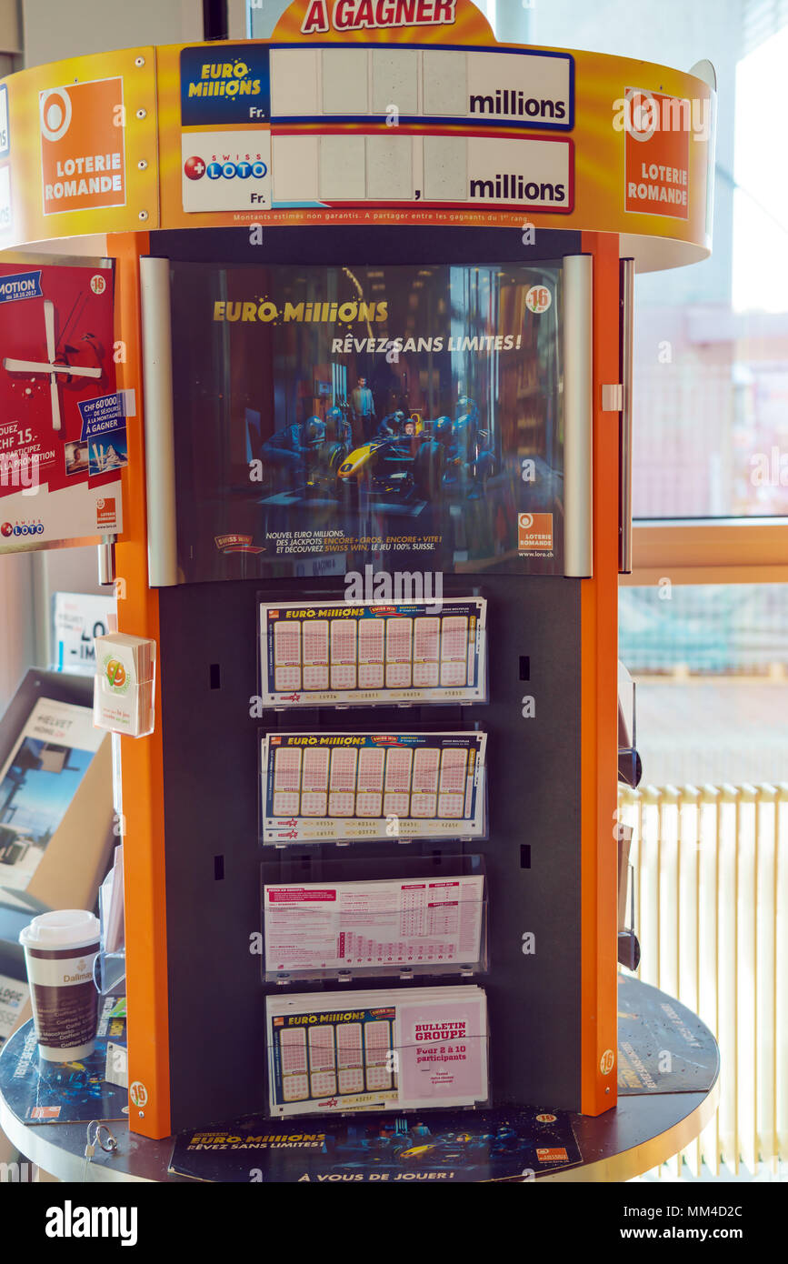 Genf, Schweiz - 18. Oktober 2017: Gestell mit Tickets und Werbung für die Schweizer Version der Lotterie euromillions Stockfoto
