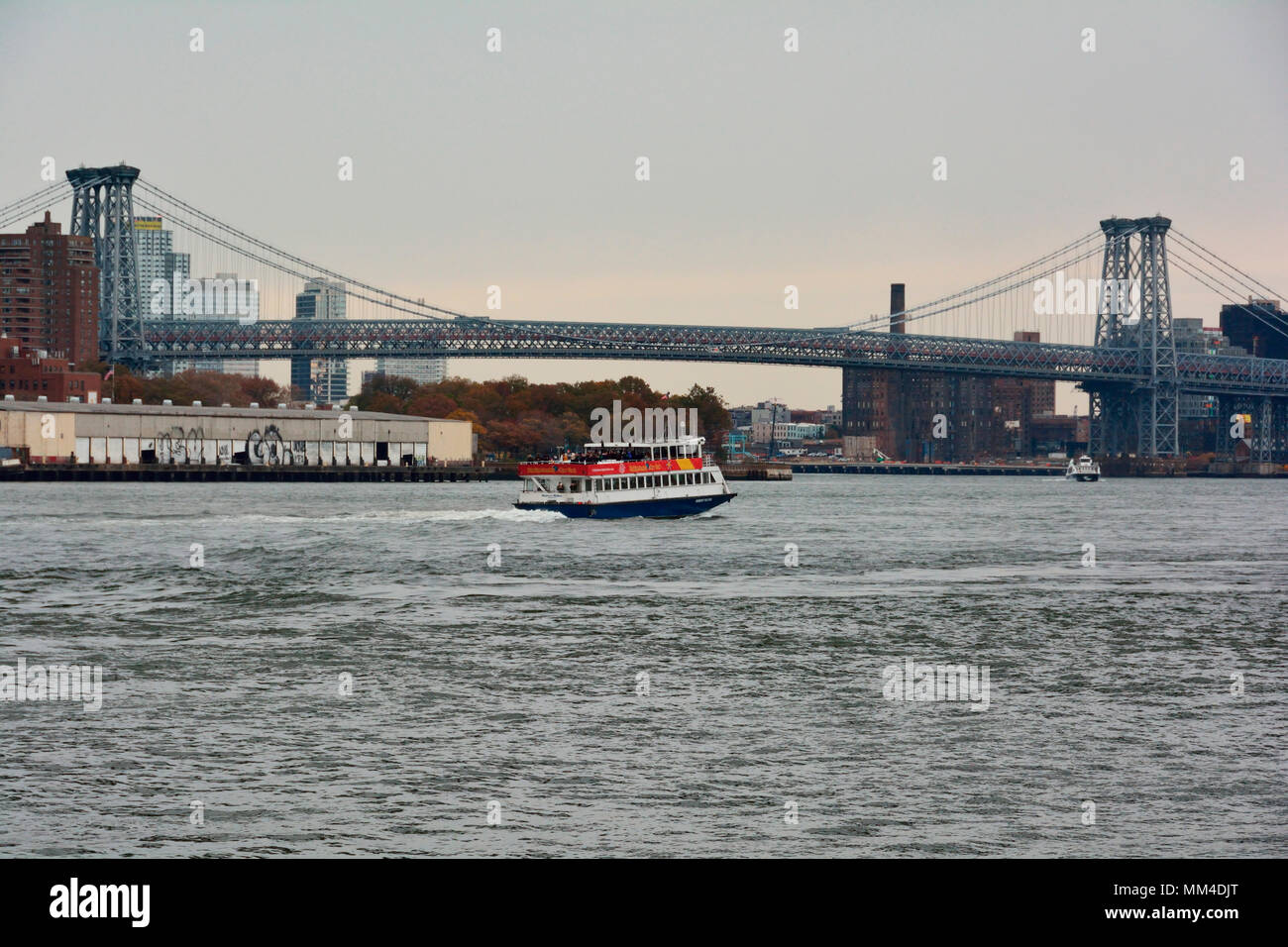 Manhattan Bridge mit Wasser Ferry, New York City Stockfoto