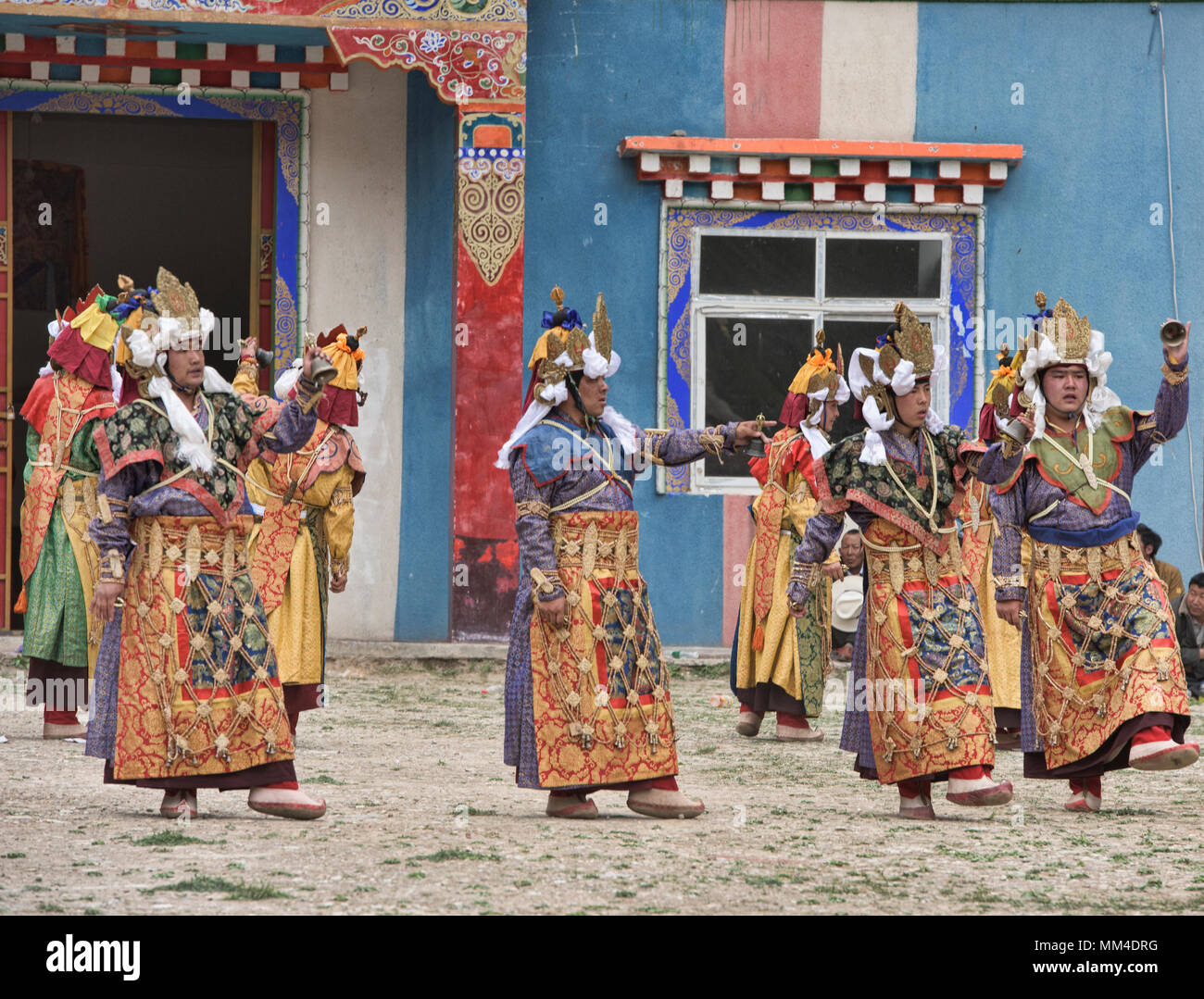 Tibetische Mönche tanzen am Jinganqumo Reinigung Festival in Dege, Sichuan, China Stockfoto