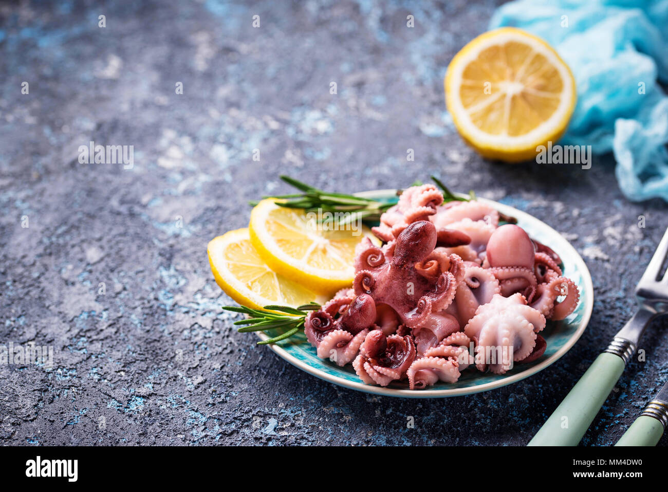 Tintenfische in der Platte mit Zitrone und Rosmarin Stockfoto