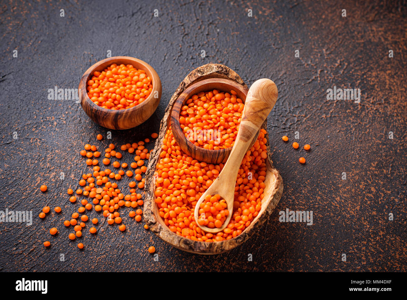 Schale mit roten Linsen auf Rusty Hintergrund Stockfoto