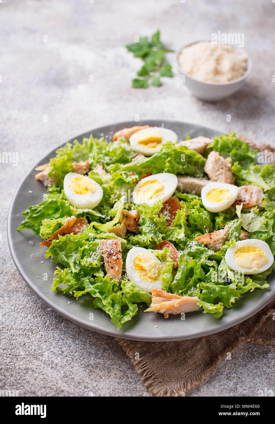Caesar Salat mit Ei, Huhn und Parmesan Stockfoto