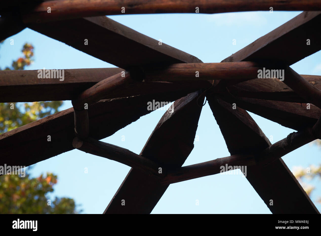 Hölzerne Pergola Dachrahmen Hub abstrakte Close-up Stockfoto