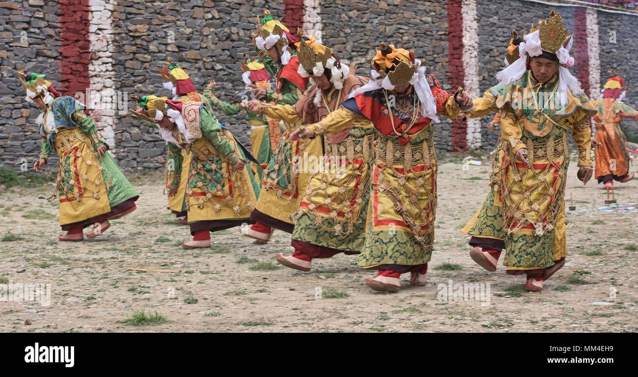 Tibetische Mönche tanzen am Jinganqumo Reinigung Festival in Dege, Sichuan, China Stockfoto