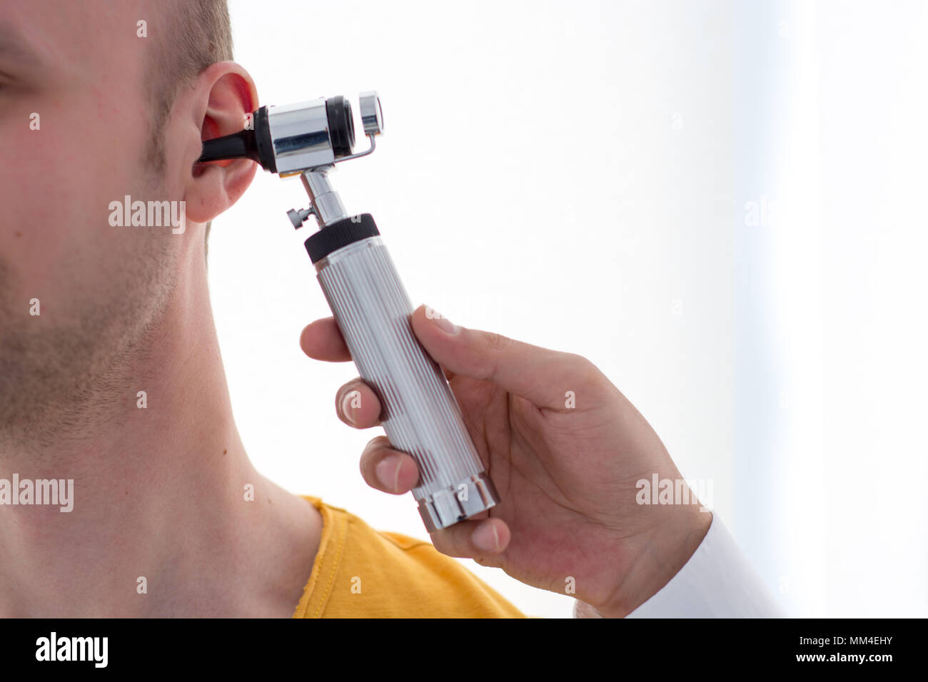 Arzt untersuchen Patienten Ohr im Doktorbüro Stockfoto