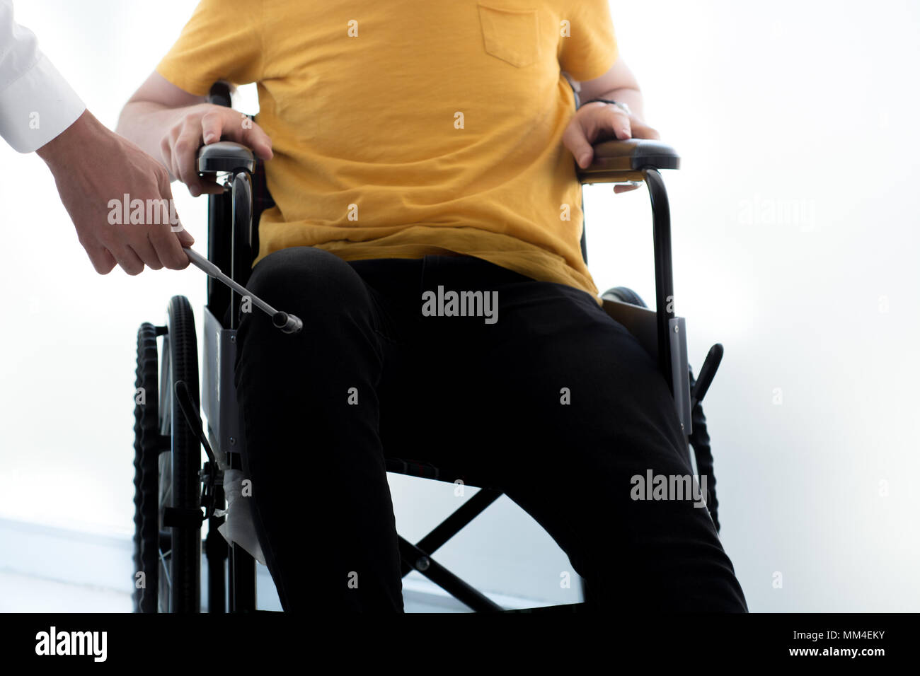 Behinderte ältere Menschen testen für Knie Reflex (2) Stockfoto