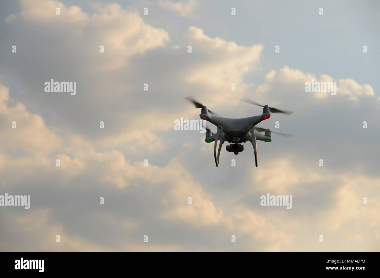 Drohne fliegen in den Himmel Stockfoto