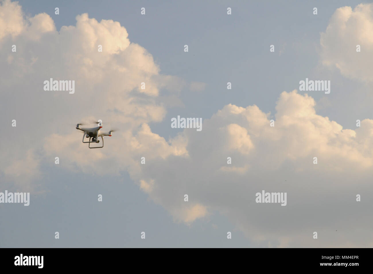 Drone hoch in den Himmel mit Wolken Stockfoto