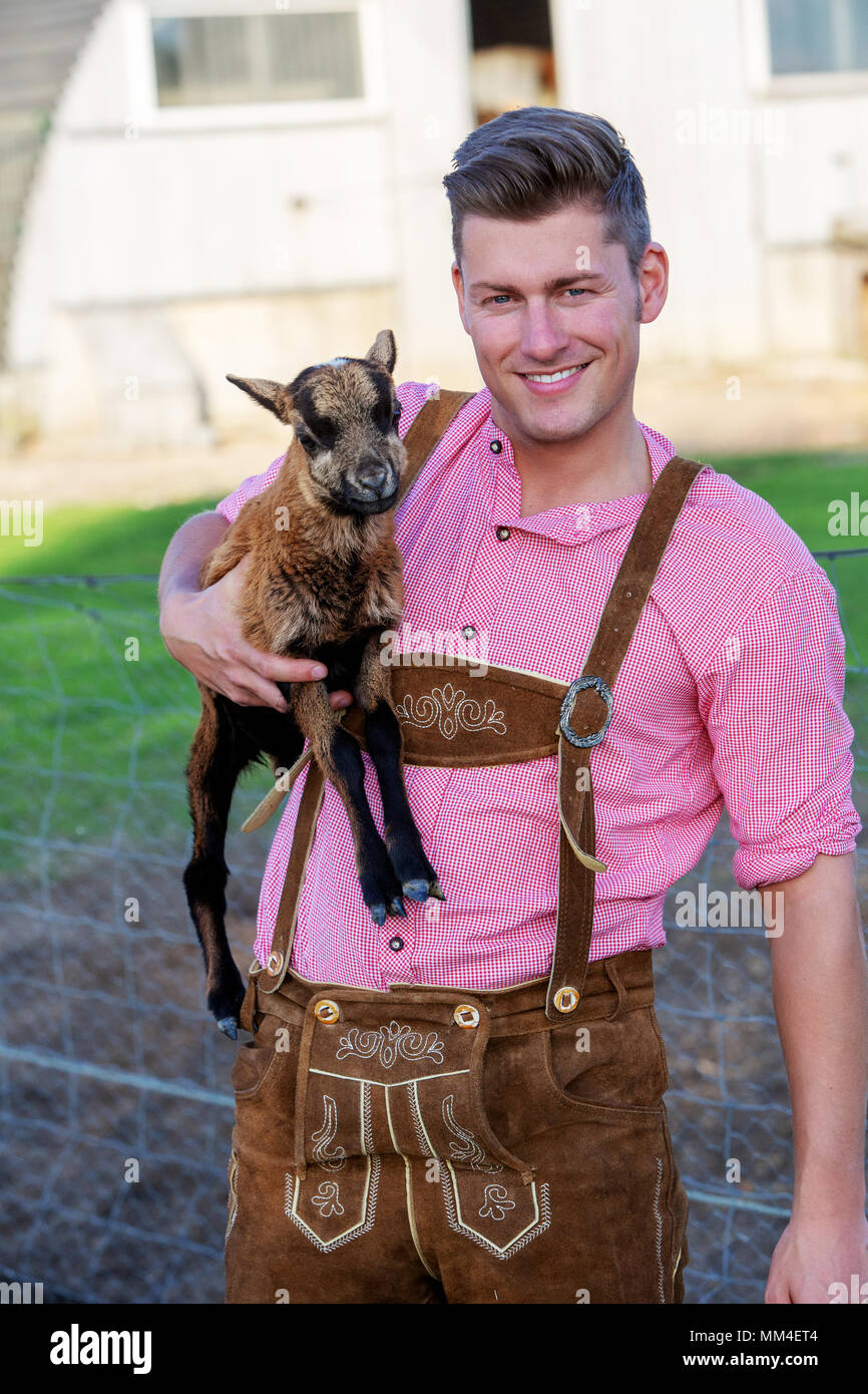 eine-kleine-ziege-fotos-und-bildmaterial-in-hoher-aufl-sung-alamy