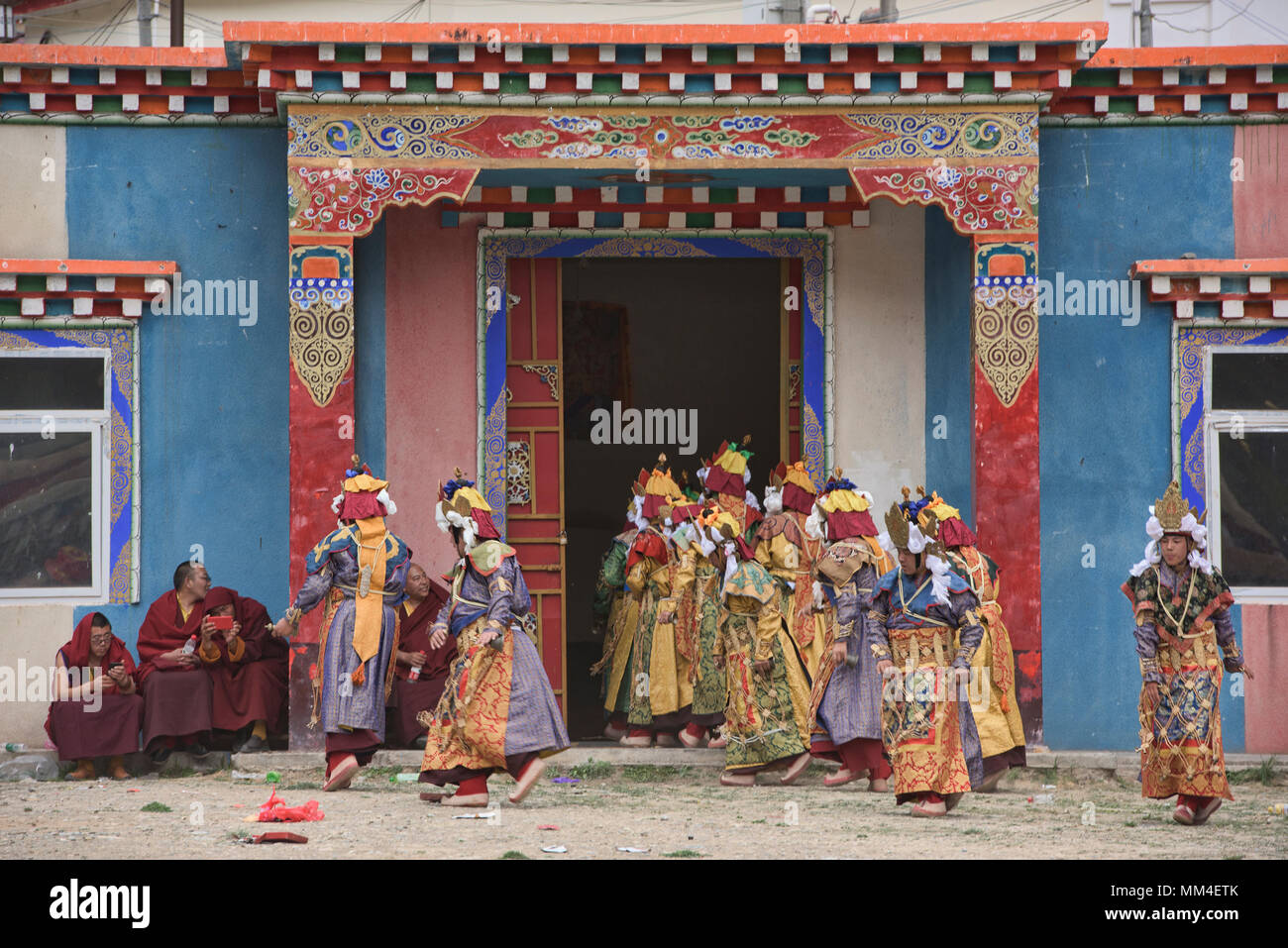 Tibetische Mönche tanzen am Jinganqumo Reinigung Festival in Dege, Sichuan, China Stockfoto