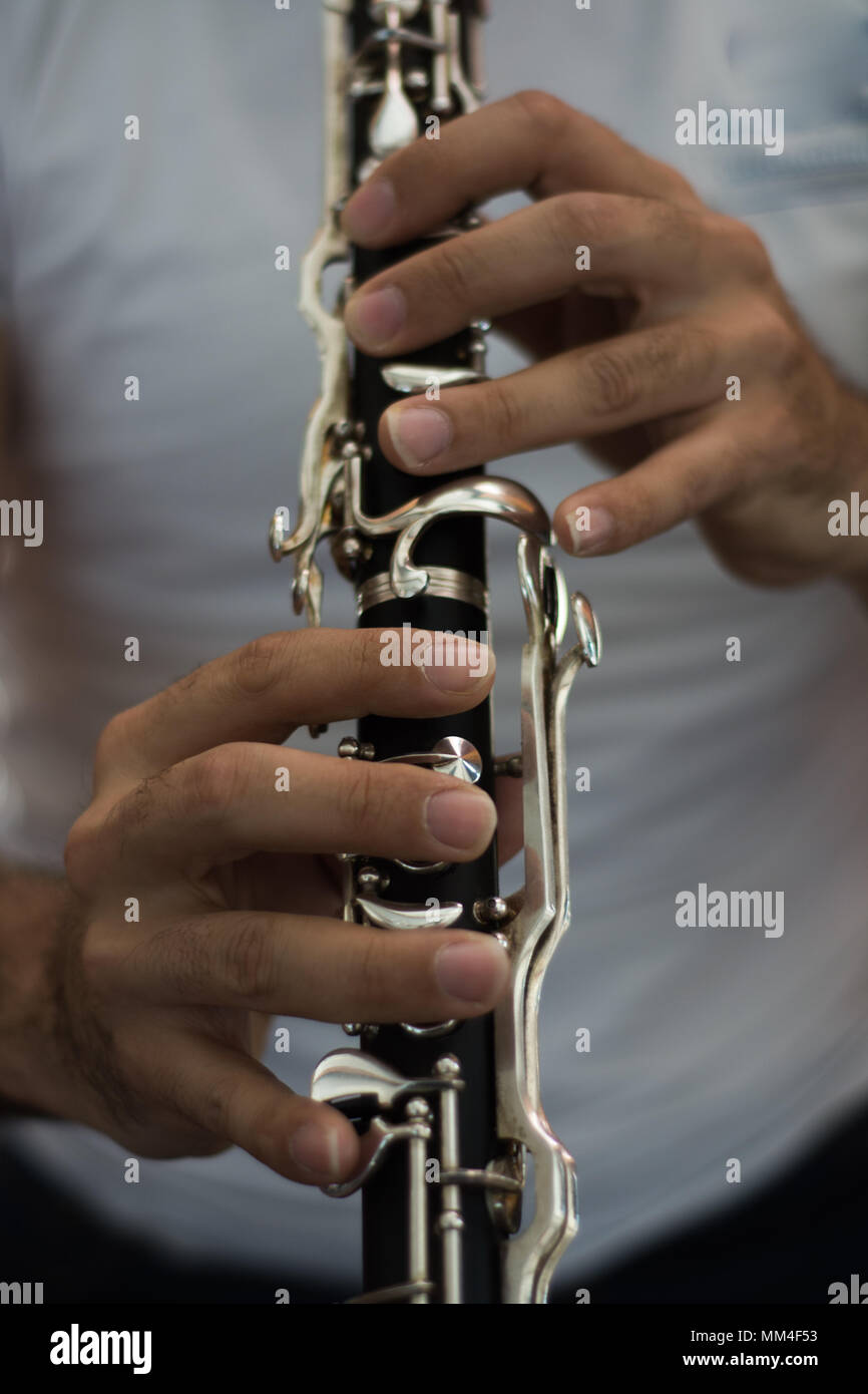 Männliche Musiker spielen Clarine Stockfoto