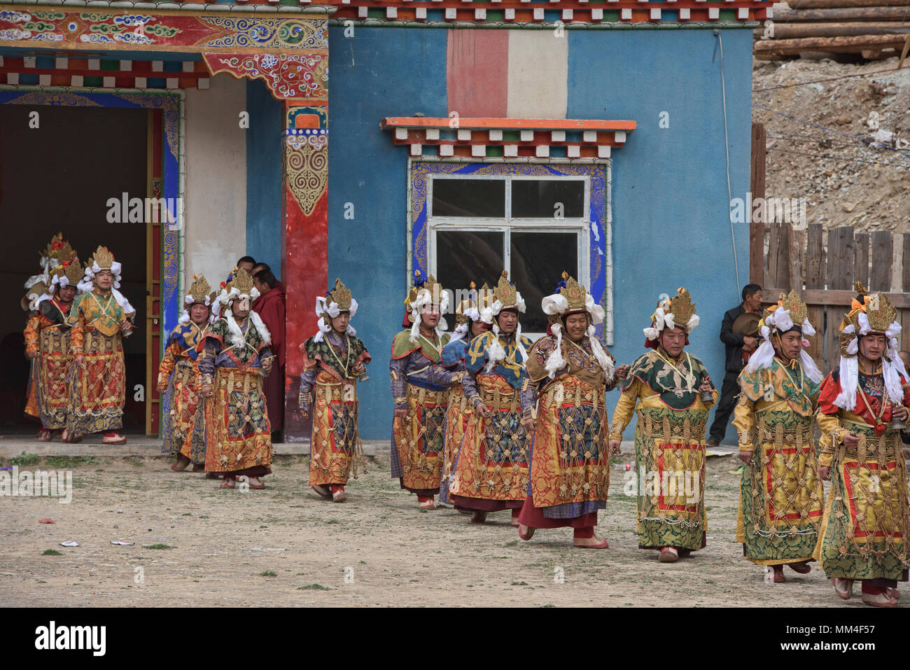 Tibetische Mönche tanzen am Jinganqumo Reinigung Festival in Dege, Sichuan, China Stockfoto