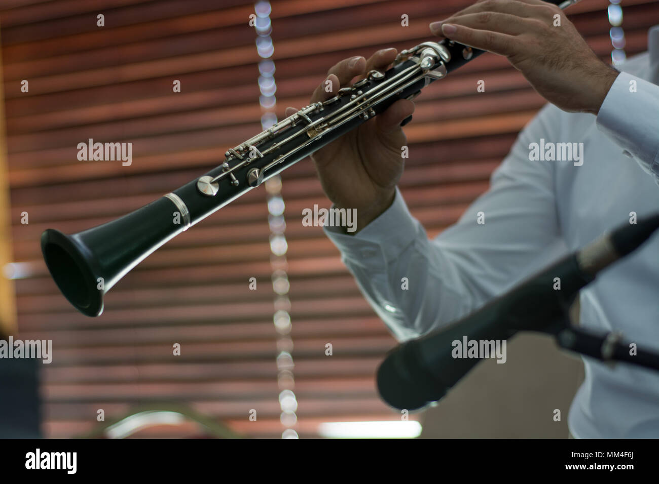 Männliche Musiker spielen Clarine Stockfoto