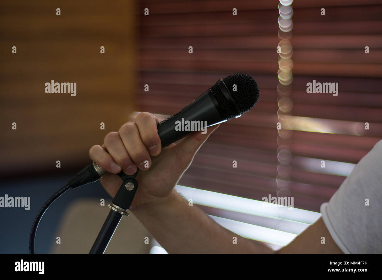 Musikalischer Hintergrund. Mic und Sänger Stockfoto