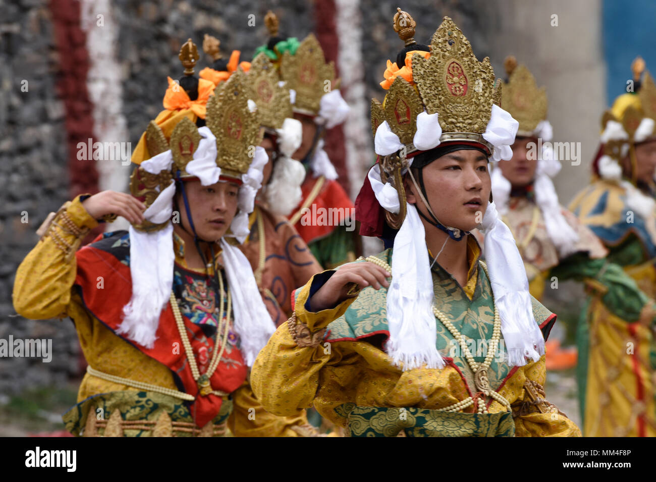 Tibetische Mönche tanzen am Jinganqumo Reinigung Festival in Dege, Sichuan, China Stockfoto