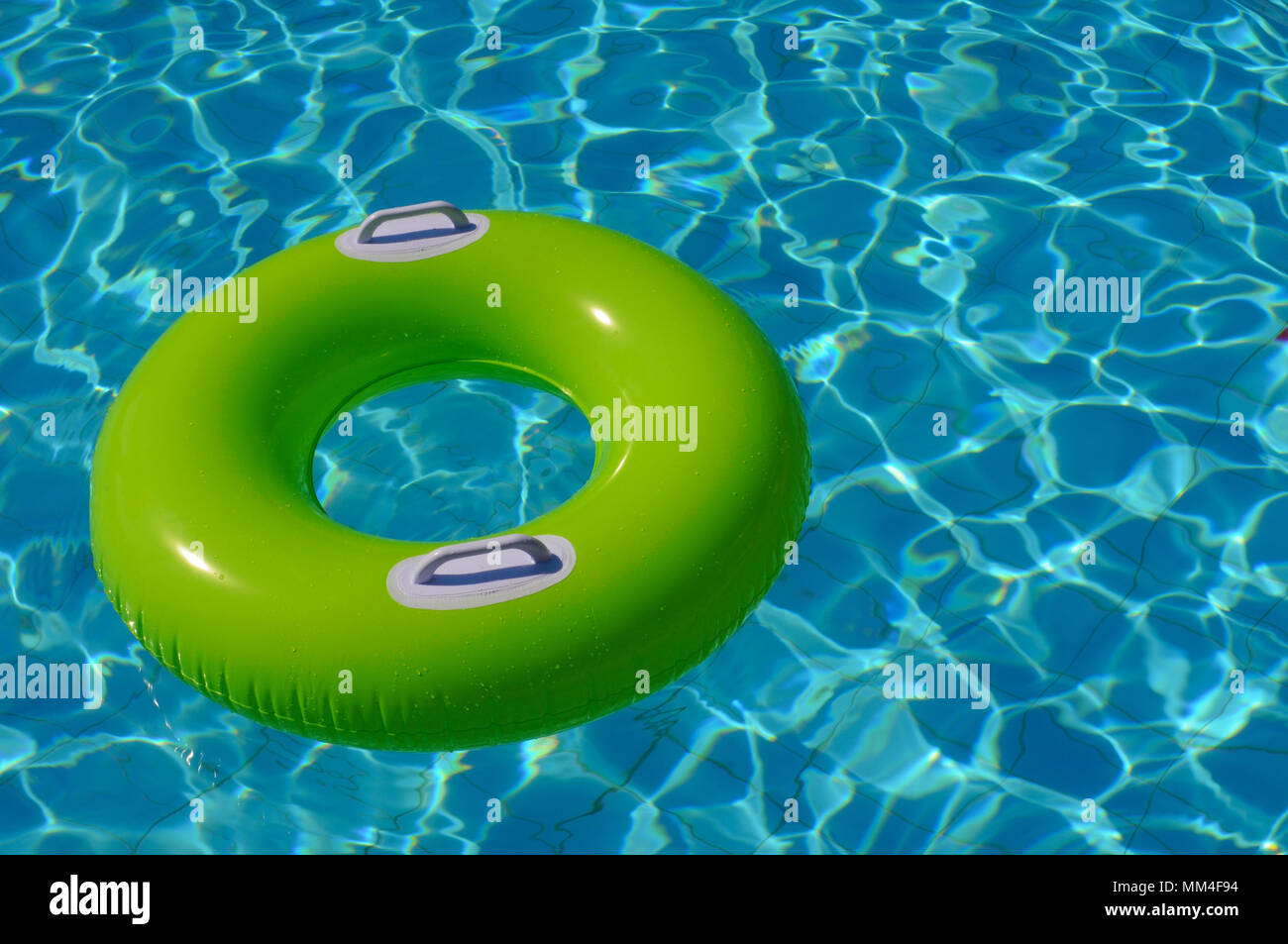 Grüne Gummiring auf dem Wasser im Pool Stockfoto