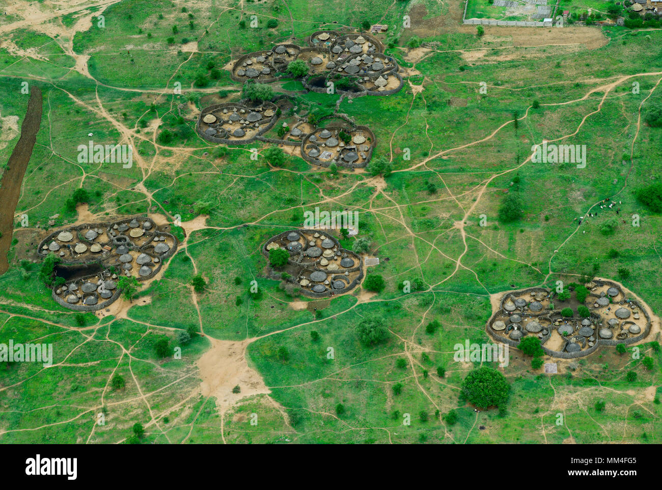 UGANDA, Karamoja, Kotido, pastorale karamojong Stamm, Luftaufnahme von typischen Gehäuse cluster Manyata, einem Gehöft mit Hütten und Vieh, die hölzernen Fechten ist ein Schutz vor feindlichen Stämmen und Vieh Räuber Stockfoto