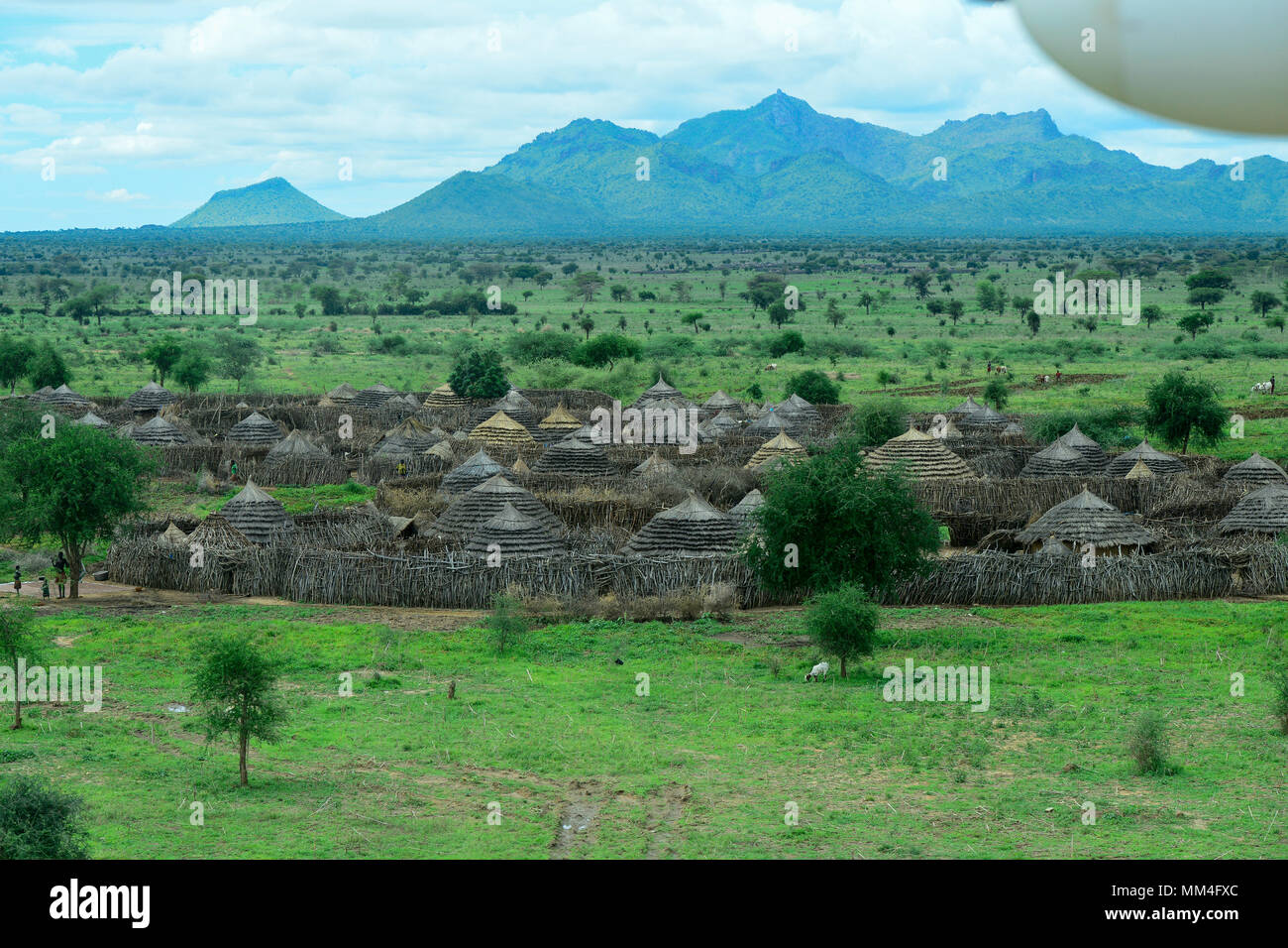 UGANDA, Karamoja, Kotido, pastorale karamojong Stamm, Luftaufnahme von typischen Gehäuse cluster Manyata, einem Gehöft mit Hütten und Vieh, die hölzernen Fechten ist ein Schutz vor feindlichen Stämmen und Vieh Räuber Stockfoto