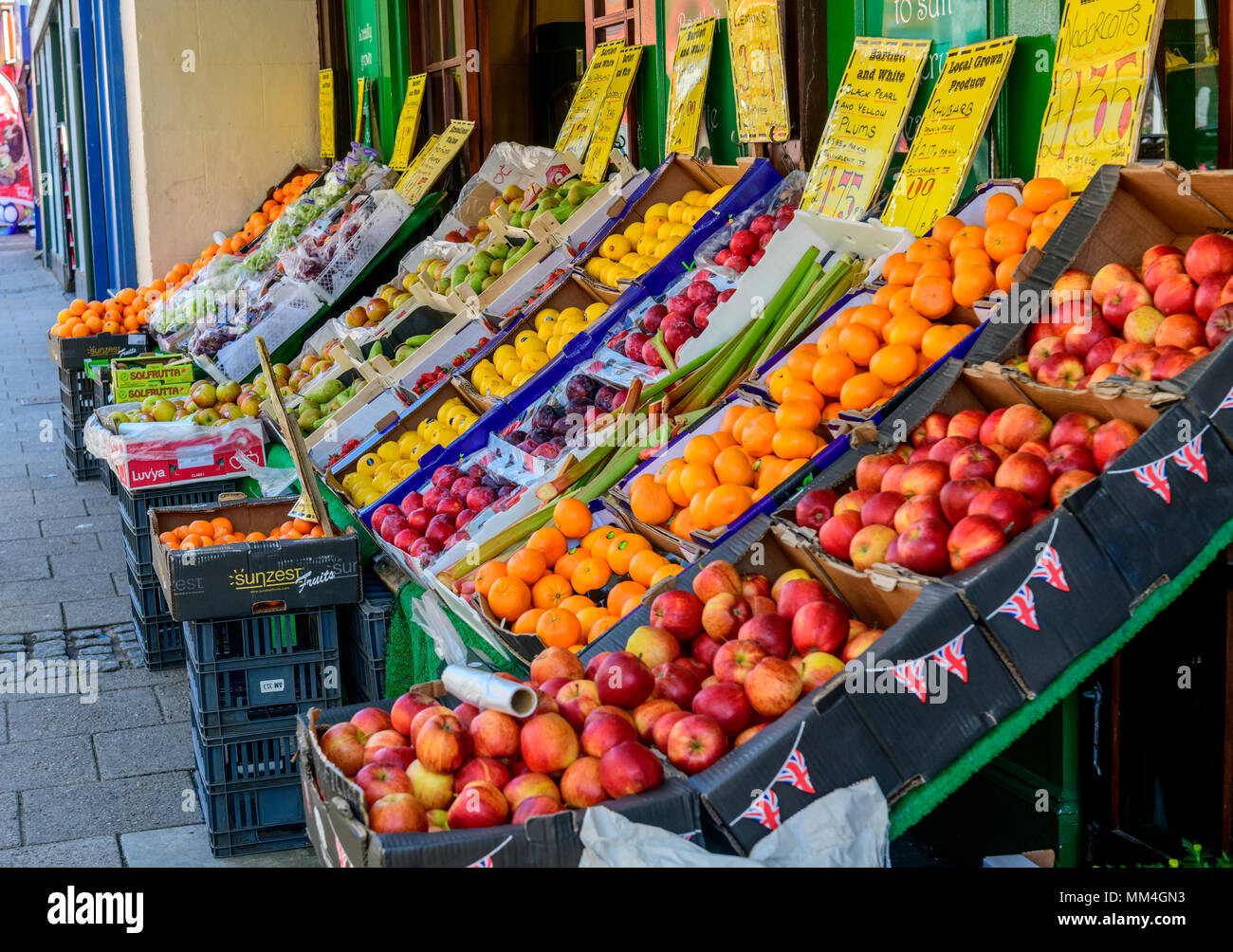 Grand Anzeige von Obst und Gemüse, Bartlett und weißen Gemüsehändler Ramsgate Stockfoto