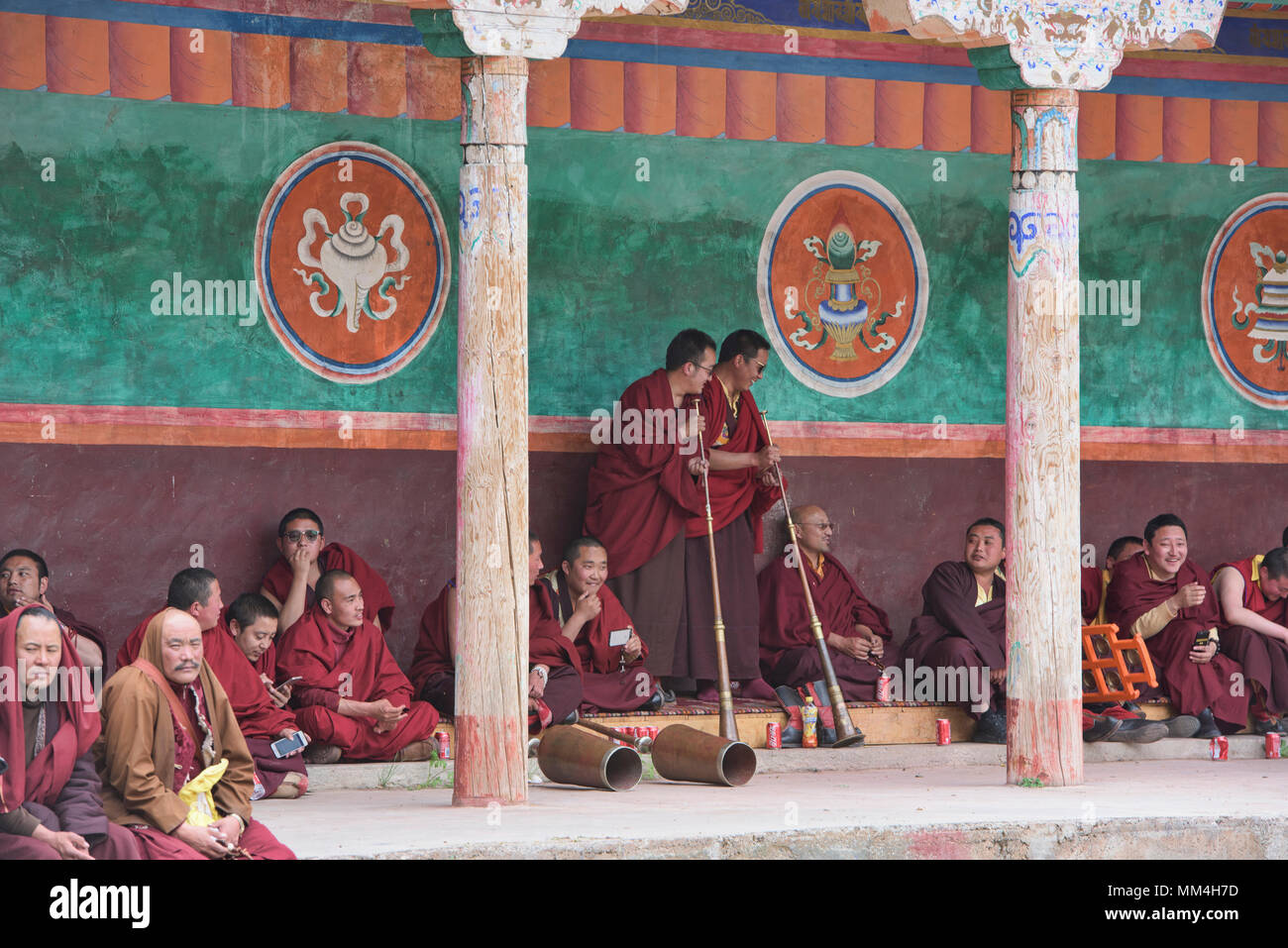 Tibetische Mönche Orchestra in der Jinganqumo Reinigung Festival in Dege, Sichuan, China Stockfoto