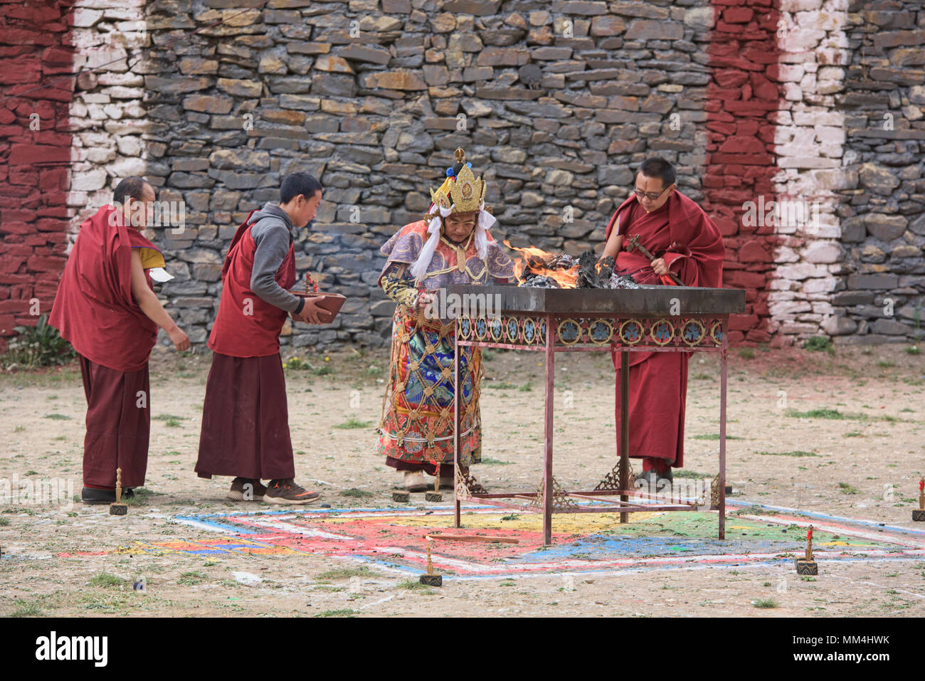 Lama von Kloster Gonchen, den Vorsitz über die Jinganqumo Reinigung Festival in Dege, Sichuan, China Stockfoto