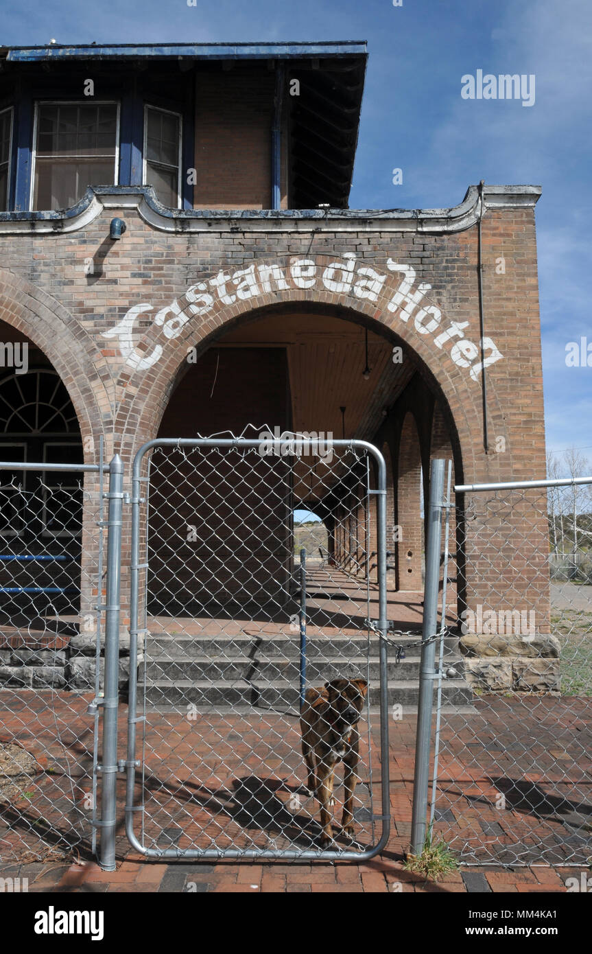 Der umzäunten La Castaneda Hotel, eine ehemalige Harvey House Hotel