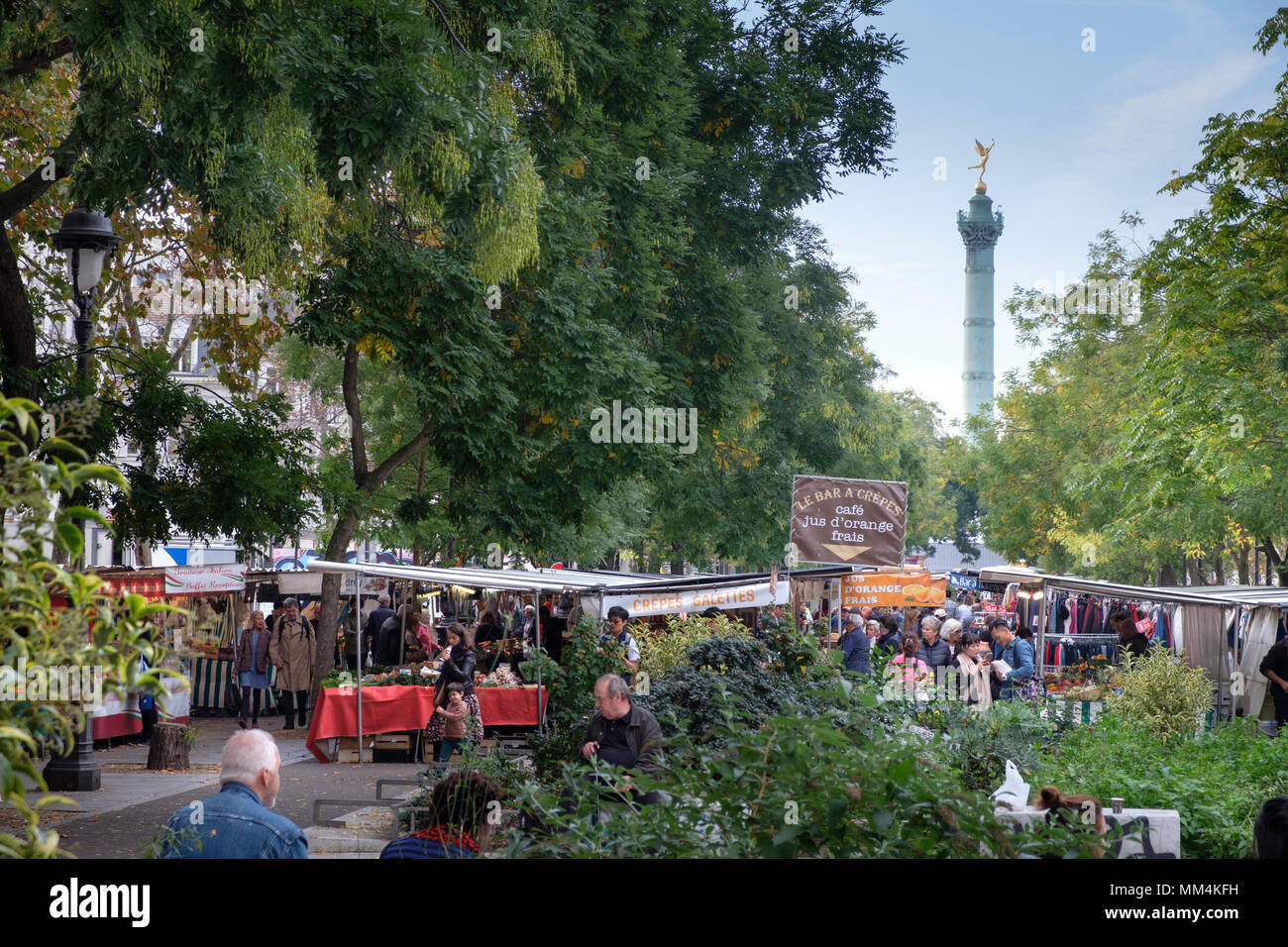Belebten Bastille Markt mit Käufern und Bastille Monument im Hintergrund, Paris, Frankreich Stockfoto